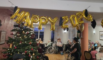 Neujahrsfeier der Bewohner*innen im ProCurand Seniorenzentrum Am Herzogschloss in Sulzbach-Rosenberg mit Dekoration und Feuerwerk zum Jahresbeginn.