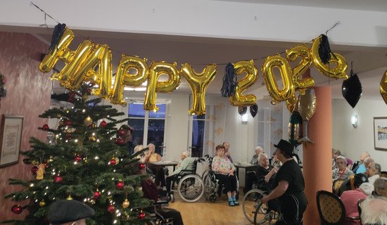 Neujahrsfeier der Bewohner*innen im ProCurand Seniorenzentrum Am Herzogschloss in Sulzbach-Rosenberg mit Dekoration und Feuerwerk zum Jahresbeginn.