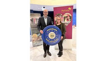 Einrichtungsleitung Laura Hewel nimmt die 1.000-Euro-Spende der Spielbank Bad Kötzting für den ProCurand Pflegestift Pfarrer Lukas entgegen.