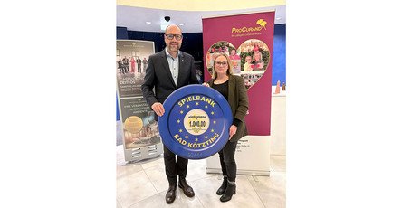 Einrichtungsleitung Laura Hewel nimmt die 1.000-Euro-Spende der Spielbank Bad Kötzting für den ProCurand Pflegestift Pfarrer Lukas entgegen.