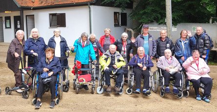 Die Bewohner*innen des ProCurand Seniorenzentrums Am Herzogschloss stehen oben auf dem Annaberg in einer Reihe und posieren für die Kamera – voller Freude über den Ausflug zum traditionellen Fest.