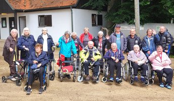 Die Bewohner*innen des ProCurand Seniorenzentrums Am Herzogschloss stehen oben auf dem Annaberg in einer Reihe und posieren für die Kamera – voller Freude über den Ausflug zum traditionellen Fest.