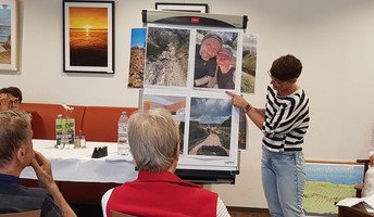 Im Restaurant Vier Jahreszeiten der ProCurand Seniorenresidenz Bölschestraße präsentiert Denise Grytzka Fotos und Eindrücke vom Jakobsweg.
