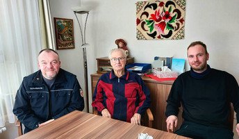 KMPD-Mitarbeiter im Gespräch mit Bewohner*innen der Seniorenresidenz Havelpalais über persönliche Kriegserinnerungen.