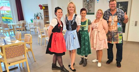 Mitarbeiter*innen der ProCurand Service-Wohnen Wriezener Straße in Strausberg feiern fröhlich unteranderem im Dirndl beim Oktoberfest.