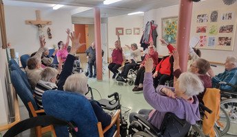 Stuhlyoga für Senioren bei der ProCurand Lam