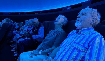 Die Mieter*innen der ProCurand Seniorenresidenz Bölschestraße im Planetarium