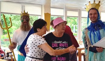 Bewohner*innen und Mieter*innen der ProCurand Seniorenresidenz Am Straussee feiern ausgelassen beim Fischerfest.