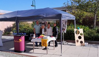 Das Standteam der ProCurand Seniorenresidenzen Senftenberg und Sanft am See informiert Besucher*innen über das Leben in den Einrichtungen und beantwortet Fragen zu Unterstützungsmöglichkeiten für Senior*innen.