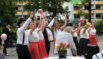 Das Team der ProCurand Seniorenresidenz Havelpalais begeistert beim Sommerfest mit einer fröhlichen Lollipop-Tanzeinlage.