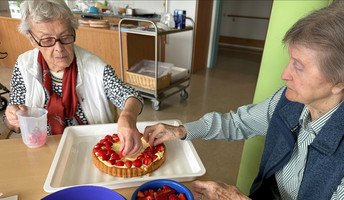 Bewohnerinnen der ProCurand Cham beim Erdbeerkuchenbacken 