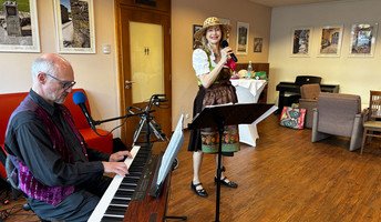 In der ProCurand Seniorenresidenz Bölschestraße sorgt das „Wiener Duo“ mit Gesang und Klavierbegleitung im gemütlich dekorierten Veranstaltungsraum für heitere Stimmung.