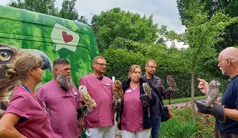 In der ProCurand Seniorenresidenz Am Straussee lauscht das Team aufmerksam den spannenden Erzählungen vom „Falkner der Herzen“.