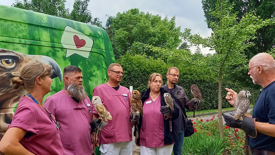 In der ProCurand Seniorenresidenz Am Straussee lauscht das Team aufmerksam den spannenden Erzählungen vom „Falkner der Herzen“.