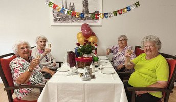 Hildegard Körner strahlt beim Sektfrühstück in der ProCurand Seniorenresidenz Am Hufeisensee über ihren besonderen Ehrentag.