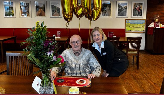 Heinz Göthel feiert seinen 100. Geburtstag in der ProCurand Seniorenresidenz Bölschestraße – gemeinsam mit Einrichtungsleiterin Stefanie Böhnke nimmt er in festlicher Atmosphäre die herzlichen Glückwünsche entgegen.