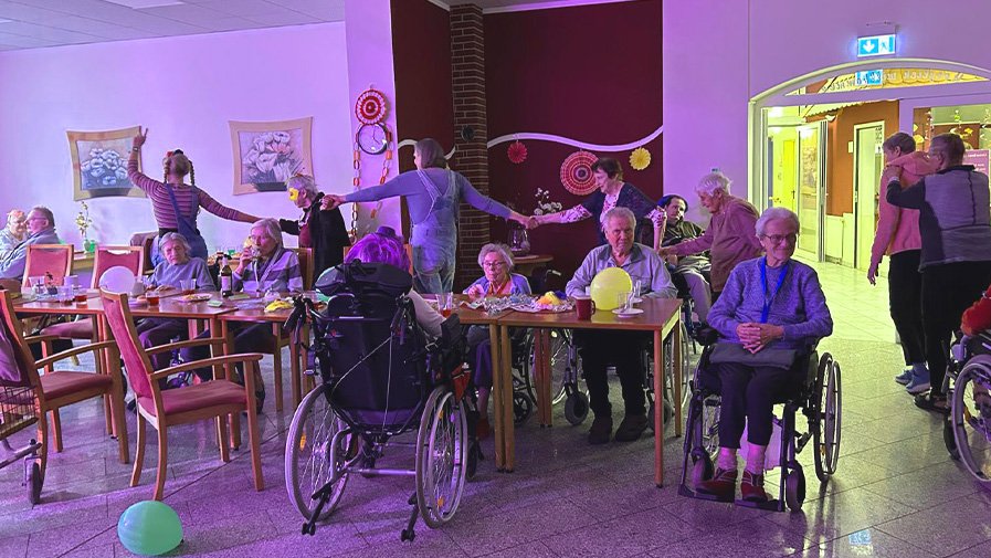 Mitarbeiter*innen und Bewohner*innen der ProCurand Seniorenresidenz Am Görnsee genießen gemeinsam die festliche Stimmung mit fröhlichen Gesichtern