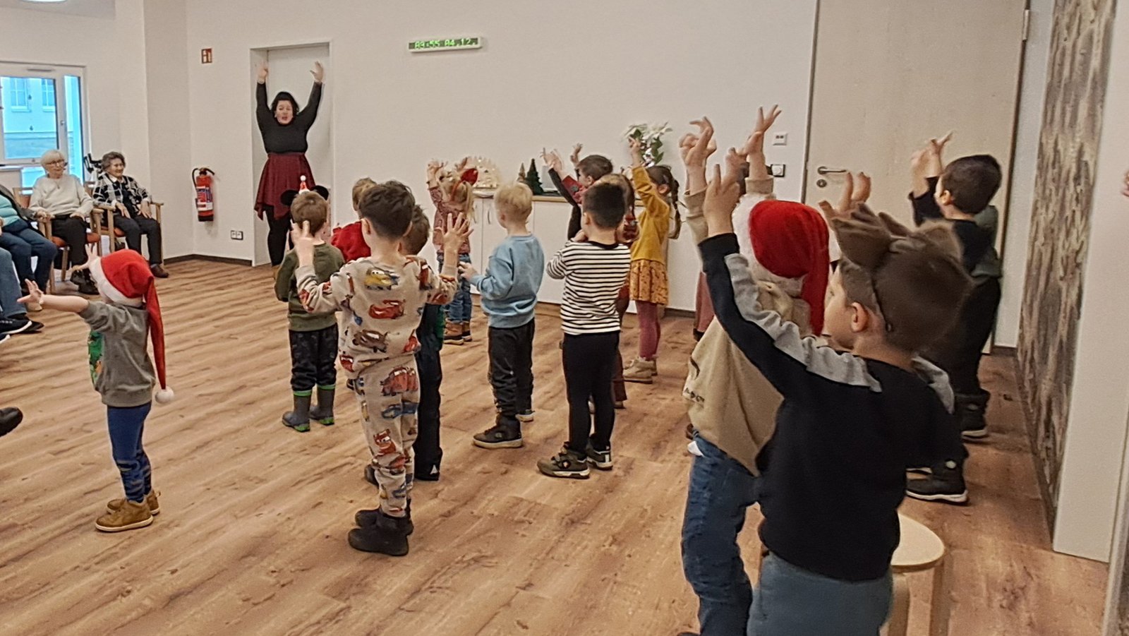 In der ProCurand Tagespflege Eberswalde tanzen und singen Kinder der Kita Kinderparadies Nordend gemeinsam im Bewegungsraum.