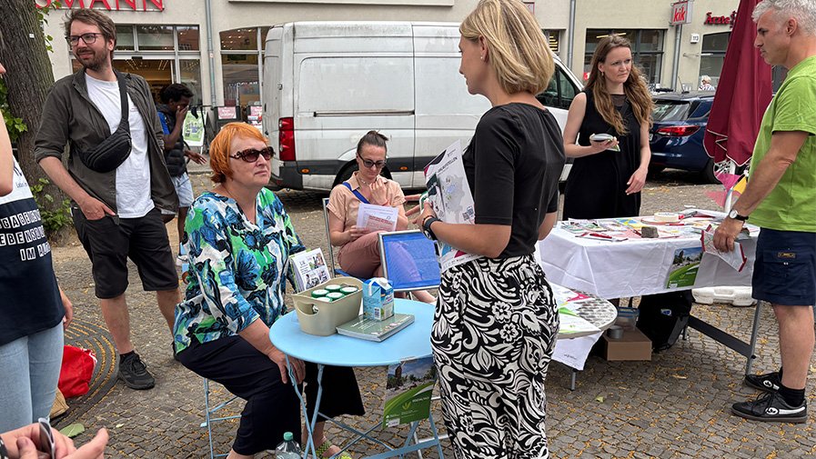 Am Friedrichhagener Marktplatz knüpft das Team der ProCurand Seniorenresidenz Bölschestraße beim Sozialtag wertvolle Kontakte mit Netzwerkpartner*innen.