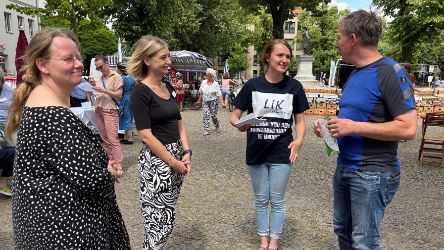Am Friedrichhagener Marktplatz präsentieren Stefanie Böhnke, Denise Grytzka und Scarlett Tieke die ProCurand Seniorenresidenz Bölschestraße am Lik-Stand.