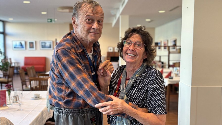 Im Restaurant Vier Jahreszeiten der ProCurand Seniorenresidenz Bölschestraße tanzen Bewohner*innen bei der Sommerparty ausgelassen zu Schlagermusik.