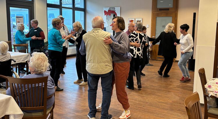 Bewohner*innen, Mieter*innen und Gäste genießen gemeinsam Musik, Tanz und Austausch im Restaurant Vier Jahreszeiten der ProCurand Seniorenresidenz Bölschestraße.