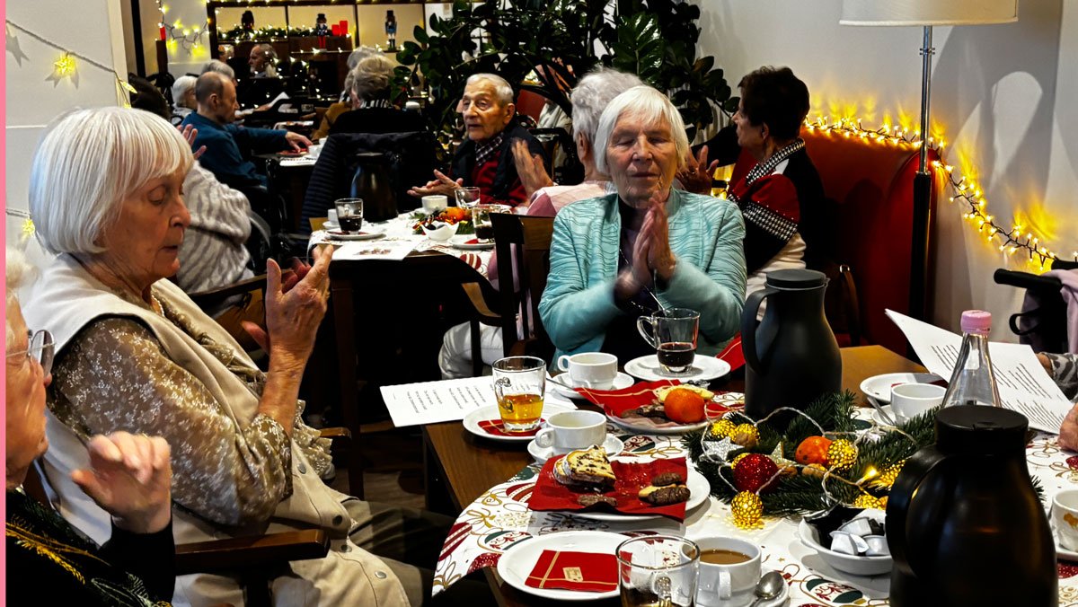 Gemeinsames Beisammensein an festlich gedeckten Tischen während der Weihnachtsfeier in der ProCurand Seniorenresidenz Bölschestraße im Restaurant Vier Jahreszeiten.
