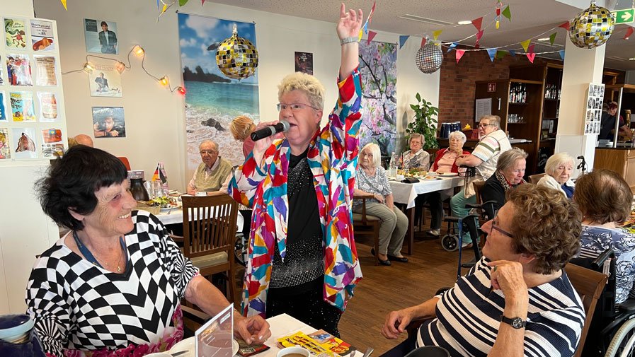 Marika Born als Helga Hannemann auf der DDR Party in der Seniorenresidenz Bölschestraße