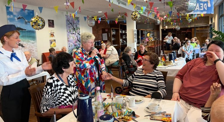 In der ProCurand Seniorenresidenz Bölschestraße hatten die Senior*innen viel Spaß, als Denise Grytzka mit ihrem Gesang die DDR-Party in Schwung brachte.