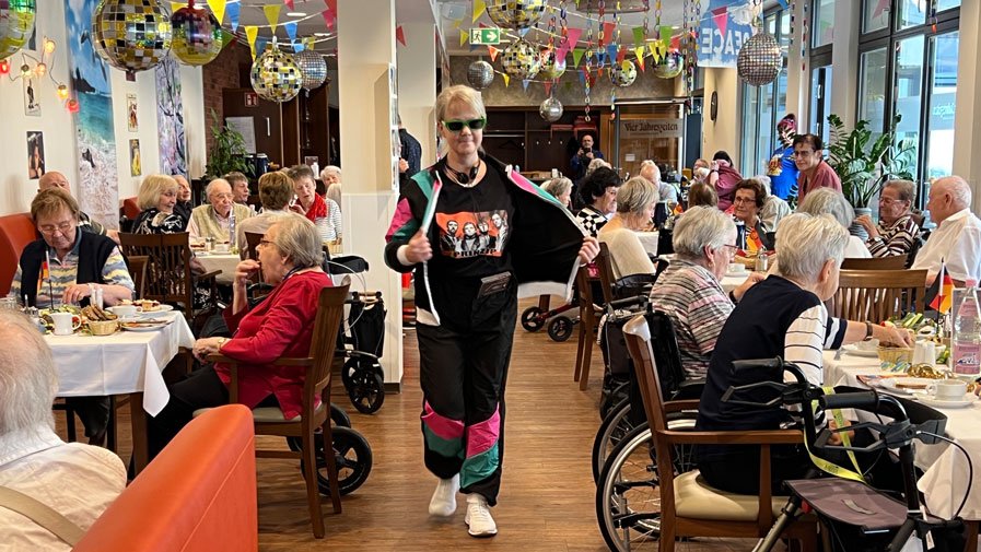 In der ProCurand Seniorenresidenz Bölschestraße präsentierten die Models bei der Modenschau mit viel Charme die Mode-Trends aus der DDR und ließen vergangene Zeiten wieder aufleben.