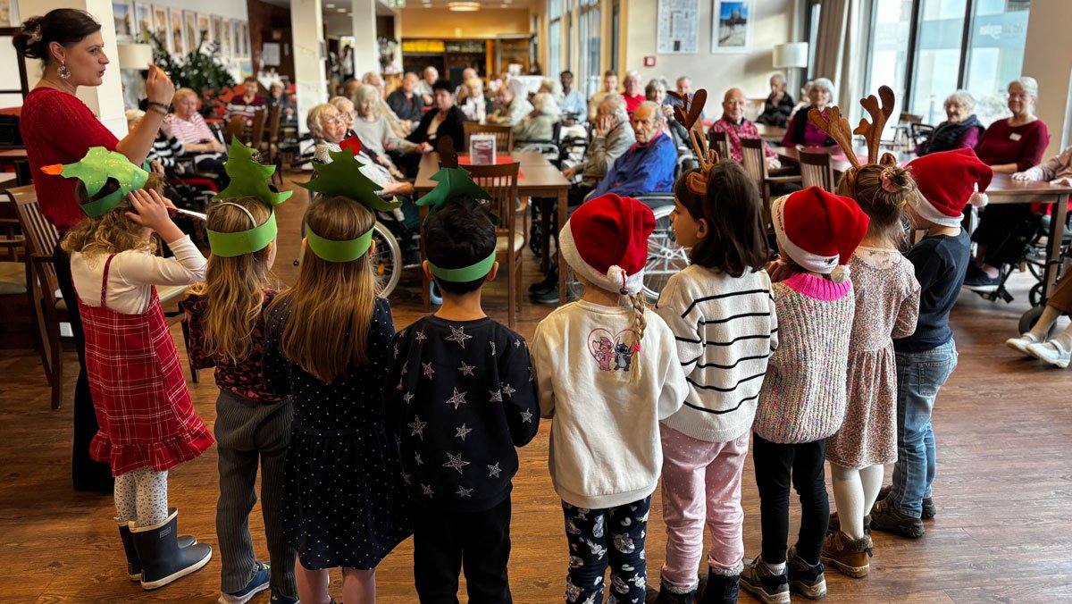 Die Müggelzwerge der AWO singen Weihnachtslieder für die Bewohner*innen der ProCurand Seniorenresidenz Bölschestraße.
