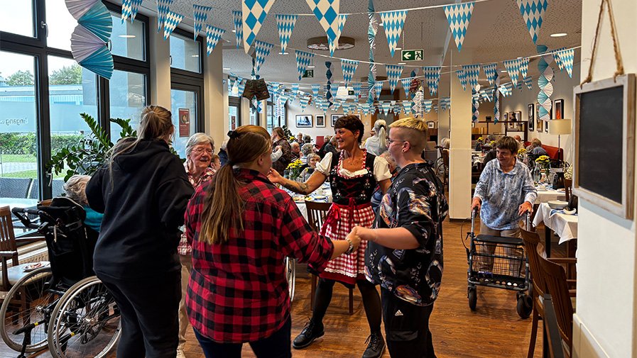 Fröhliche Wiesn-Stimmung in der ProCurand Seniorenresidenz Bölschestraße: Bewohner*innen und Gäste feiern in Tracht, tanzen und genießen das Oktoberfest.