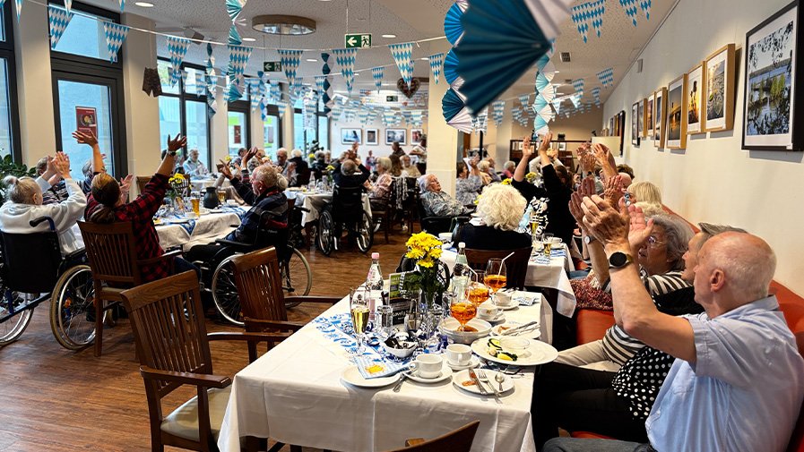 Zünftig dekoriert und voller Leben: Im festlich geschmückten Saal der ProCurand Seniorenresidenz Bölschestraße wird gemeinsam geschunkelt, gelacht und gefeiert.