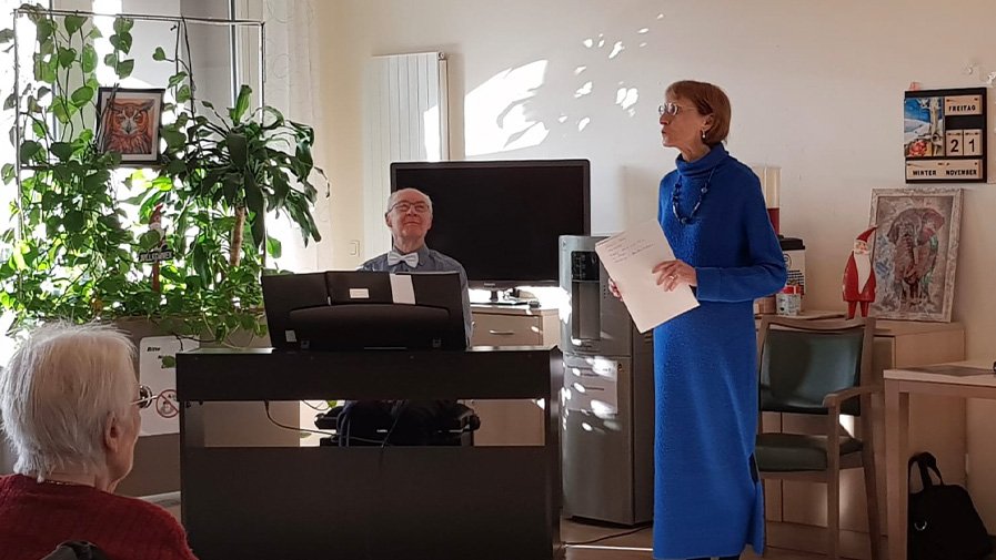 In der ProCurand Seniorenresidenz Bölschestraße liest Rosa Tennenbaum aus den Heinz-Erhardt-Texten, begleitet von Jonathan Tennenbaum am Klavier.