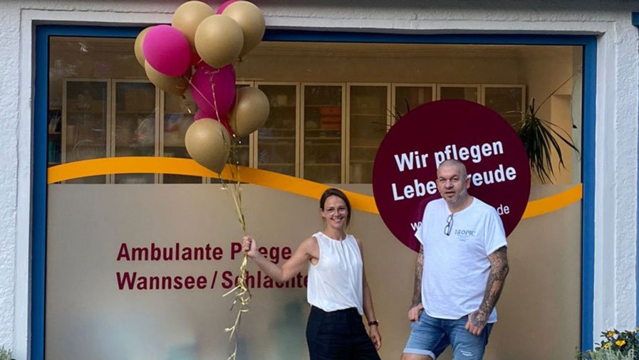 Christin Teichmüller (Pflegedienstleitung) und  Lutz Römer (stellv. Pflegedienstleitung) bei der Eröffnungsfeier des neuen ProCurand-Standorts Ambulante Pflege Wannsee/Schlachtensee