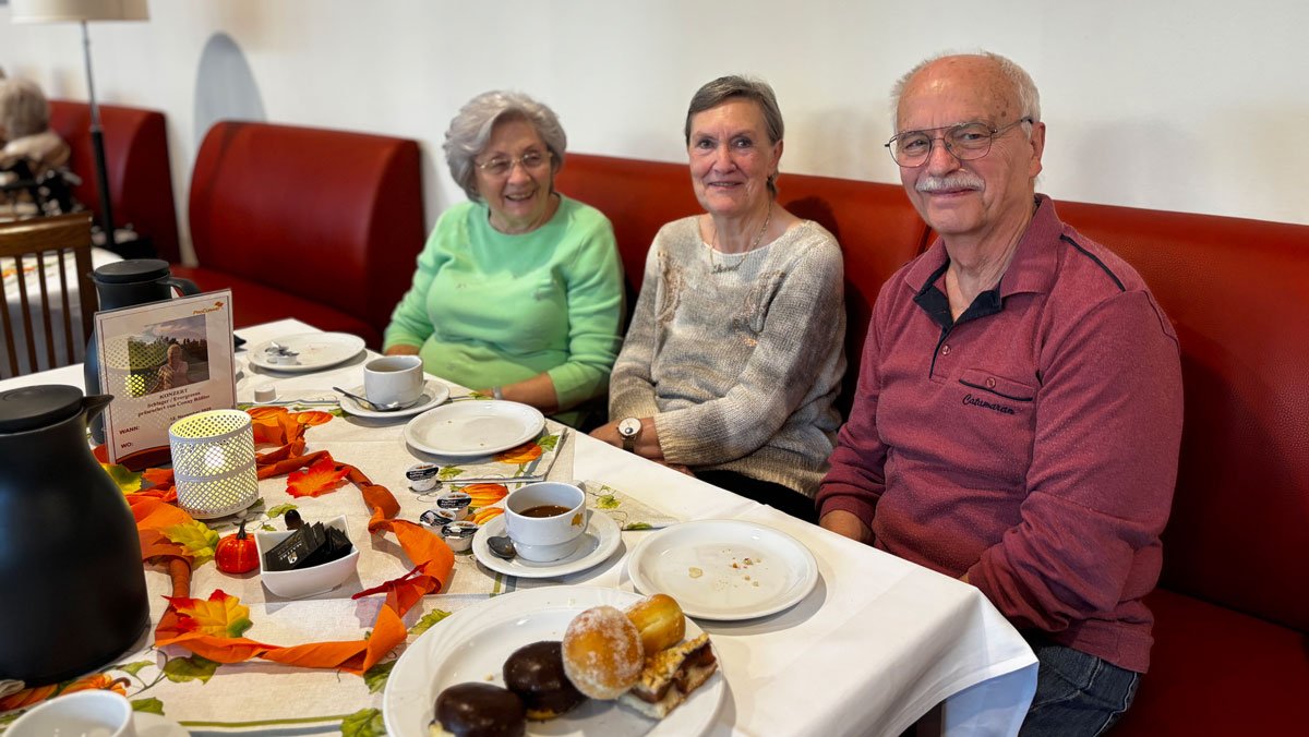 Bewohner*innen der ProCurand Seniorenresidenz Bölschestraße genießen gemeinsam süßes Gebäck, Kaffee und Getränke und verbringen einen fröhlichen Nachmittag in geselliger Runde.