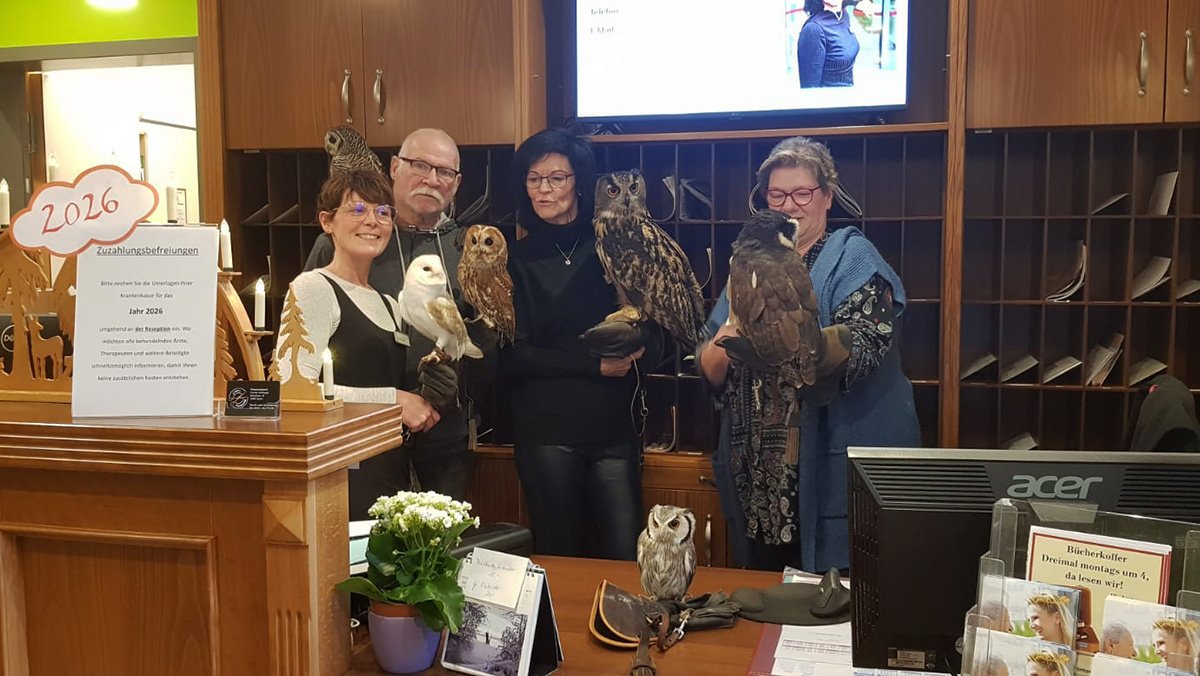 Falkner Achim Häfner und mehrere Mitarbeiterinnen präsentieren verschiedene Eulenarten.