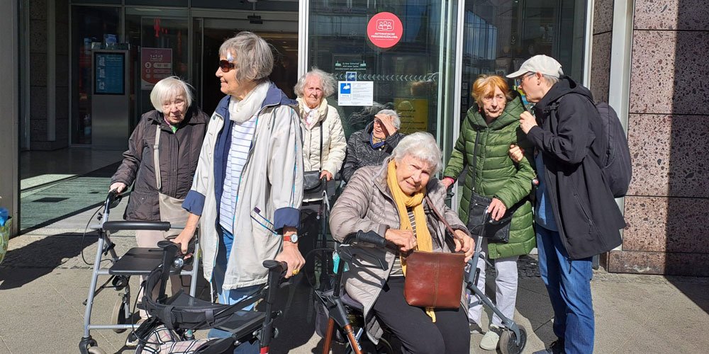 Die Bewohner*innen vor dem Forum Köpenick