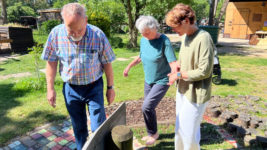 Bewohner*innen und Betreuerin auf dem Barfußparcour auf dem Bauernhof Mümmelmann