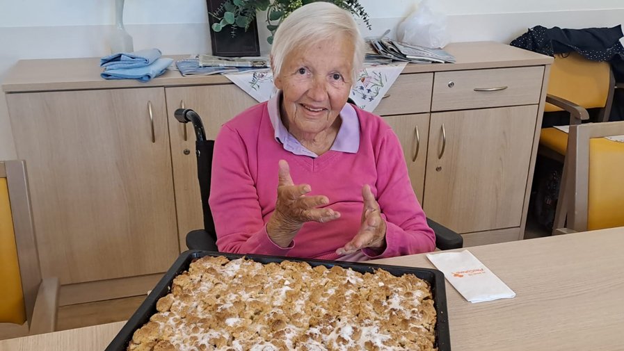 Der Blechkuchen hat allen Anwesenden in der ProCurand Seniorenresidenz Bölschestraße geschmeckt