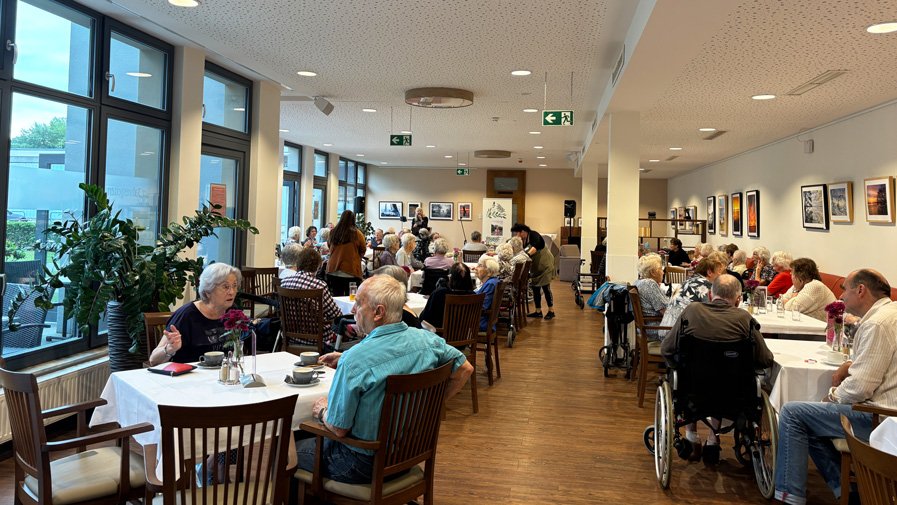 Das Publikum der ProCurand Seniorenresidenz Bölschestraße singt, klatscht und genießt den musikalischen Nachmittag.