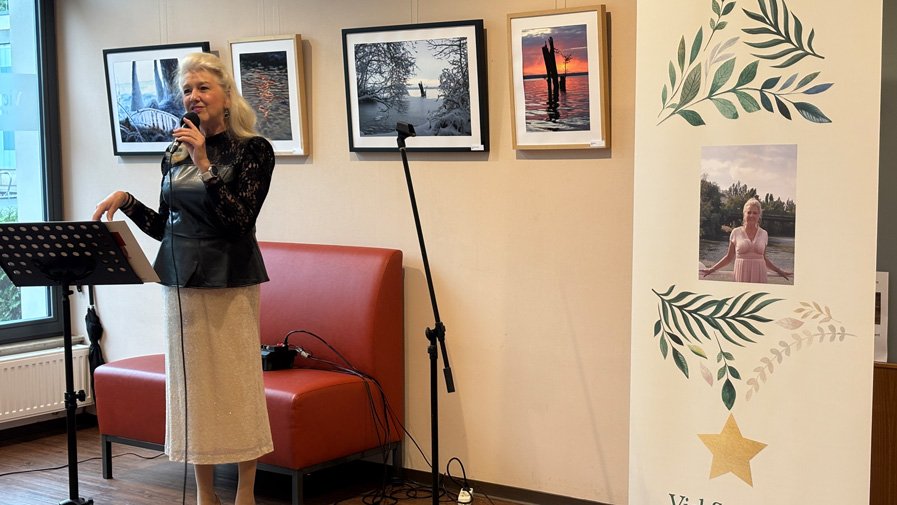 Conny Rössler begeistert im Restaurant Vier Jahreszeiten der ProCurand Seniorenresidenz Bölschestraße mit Schlagern und Evergreens.