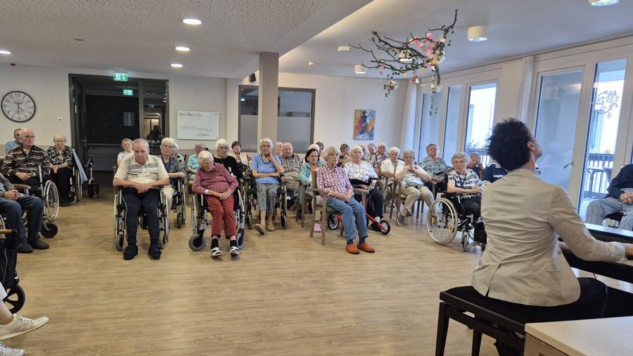 Eindrucksvolle Atmosphäre beim Klassikkonzert in der ProCurand Seniorenresidenz Bölschestraße: Der Pianist Soheil Nasseri begeistert mit seinem Spiel das Publikum.