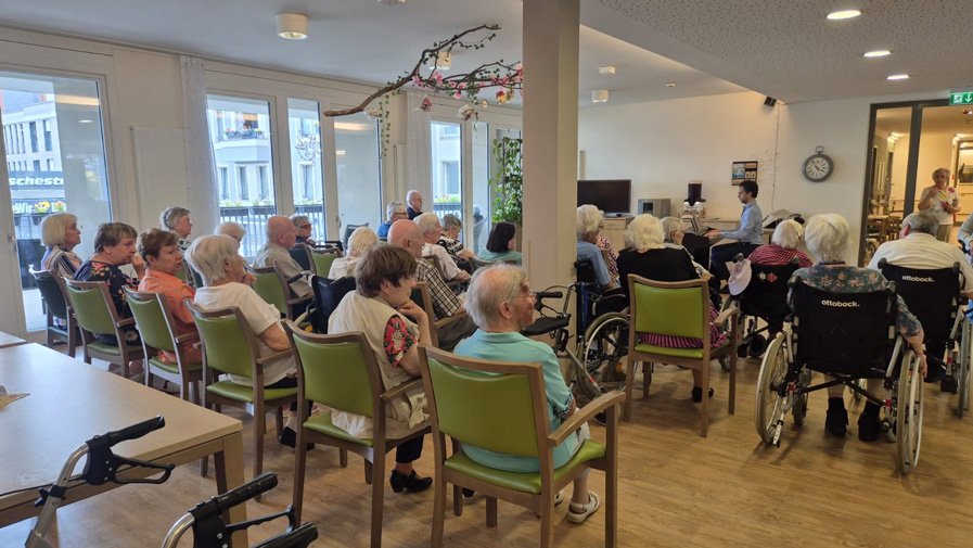 In der ProCurand Seniorenresidenz Bölschestraße lauschen die Senior*innen gespannt dem stimmungsvollen Pfingstkonzert von Pianist Soheil Nasseri.