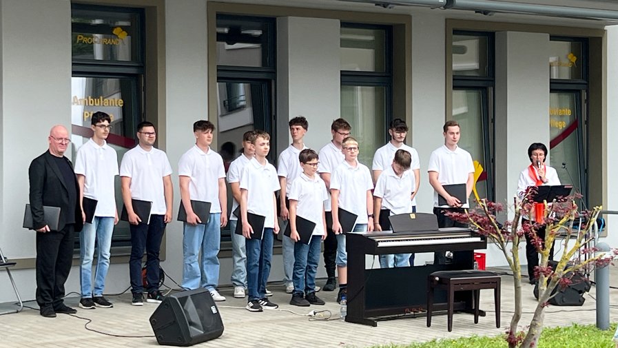 In der ProCurand Seniorenresidenz Bölschestraße traten das Chorensemble Köpenick und der Knabenchor Hösel  auf. 
