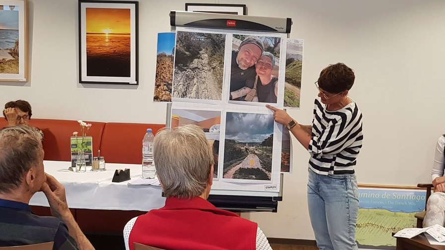 Im Restaurant Vier Jahreszeiten der ProCurand Seniorenresidenz Bölschestraße präsentiert Denise Grytzka Fotos und Eindrücke vom Jakobsweg.