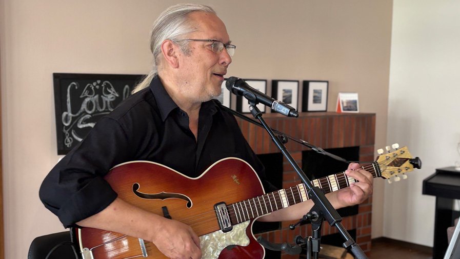 Im Restaurant Vier Jahreszeiten der ProCurand Seniorenresidenz Bölschestraße verzaubert ein Musiker von Lovelysoul das Publikum mit Gesang und Gitarre.