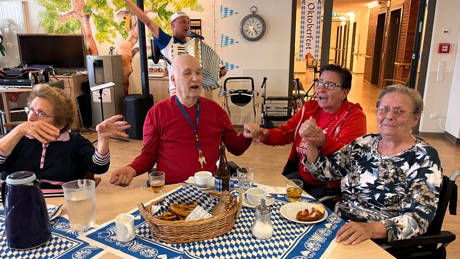 Mit viel Freude und Gesang feiern die Bewohner*innen der ProCurand Seniorenresidenz Bölschestraße ein zünftiges Oktoberfest! Gemeinsam mit Remmi von Demmi wird kräftig mitgesungen und geschunkelt – die Stimmung ist einfach großartig!