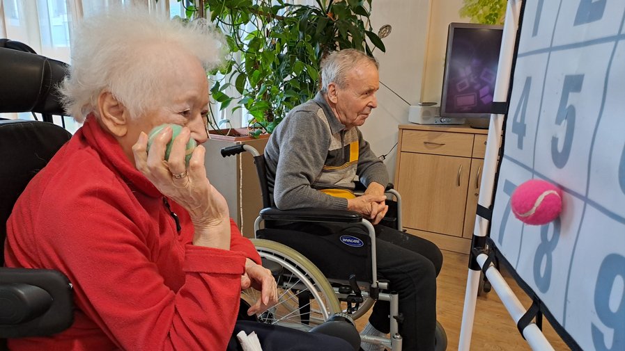 Senioren machen mit beim Fitnessparkour  in der ProCurand Seniorenresidenz Bölschestraße