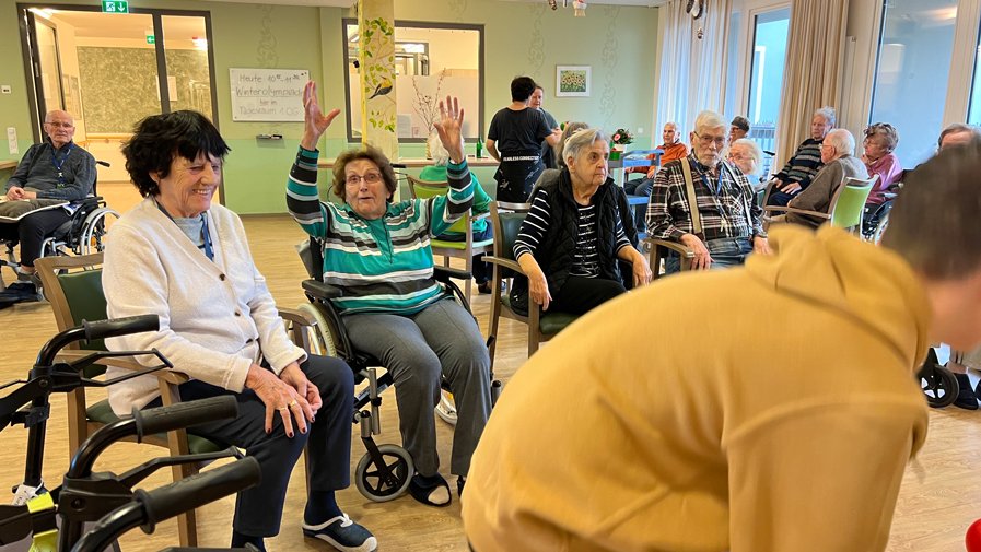 Begeisterte Senior*innen beim Fitnessparkour  in der ProCurand Seniorenresidenz Bölschestraße